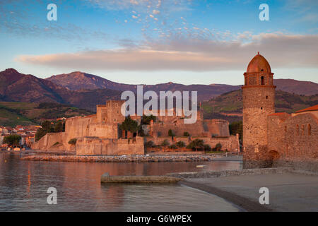 Sonnenaufgang über Stadt Collioure, Pyrenäen-Orientales, Languedoc-Roussillon, Frankreich Stockfoto