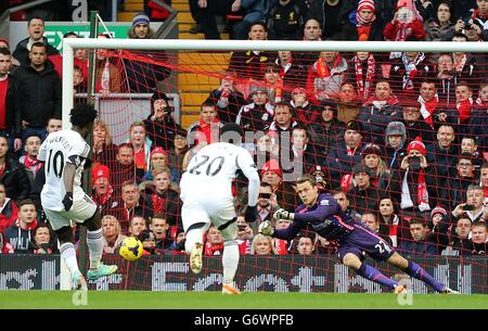 Fußball - Barclays Premier League - Liverpool / Swansea City - Anfield. Der Wilfried Bony von Swansea City (links) erzielt seinen Teams vom Strafpunkt aus das dritte Tor des Spiels Stockfoto