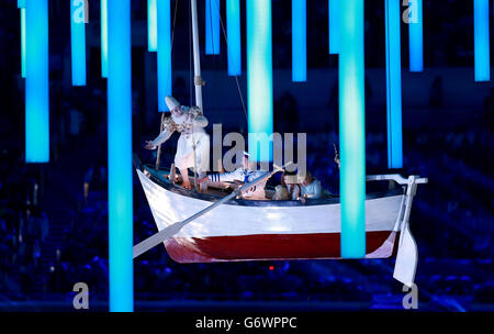 Olympische Winterspiele In Sotschi - Tag 16. Darsteller in einem Ruderboot während der Abschlusszeremonie im Fisht Olympic Stadium Stockfoto