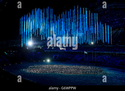 Olympische Winterspiele In Sotschi - Tag 16. Darsteller während der Abschlusszeremonie im Fisht Olympic Stadium Stockfoto