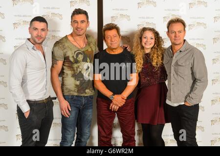 (Von links nach rechts) Shayne ward, Joseph Whelan, Jeff Wayne, Carrie Hope Fletcher und Jason Donovan bei einer Fotoansage, die die letzte Arena-Tour von Jeff Waynes musikalischer Version von 'war of the Worlds' im Hospital Club in Covent Garden im Zentrum von London ankündigt. Stockfoto