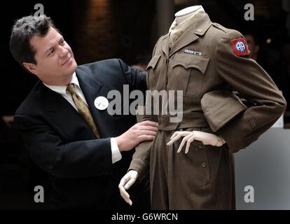 Paul Riva, Enkel der Schauspielerin und Sängerin Marlene Dietrich, sieht eine ihrer Kriegsuniformen, die sie während des Zweiten Weltkriegs trug, um Truppen in Europa zu unterhalten, und präsentiert sie dem Imperial war Museum in London. Zwischen 1944 und Kriegsende unterhielt Dietrich Truppen in Nordafrika, Italien und Frankreich. Sie war nahe genug an der Schlacht der Bulge, um die Muscheln explodieren zu fühlen und könnte an Lungenentzündung gestorben sein, wenn es nicht für die neu entdeckte Wunderdroge Penicillin. Stockfoto