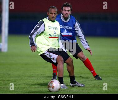 Robert Earnshaw schützt den Ball während des Trainings in Wales im Ference-Puskas-Stadion, Budapest, vor dem morgigen, mit Ungarn freundschaftlichen Nationalspieler. KEINE WEBSITE-/INTERNETNUTZUNG, ES SEI DENN, DIE WEBSITE IST BEI DER FOOTBALL ASSOCIATION PREMIER LEAGUE REGISTRIERT Stockfoto