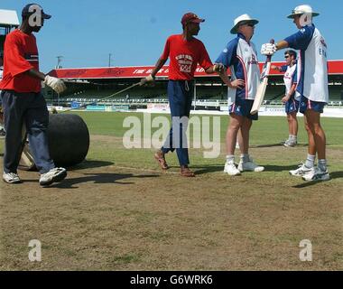 England Kapitän Michael Vaughan (rechts) spricht mit Trainer Duncan Fletcher als Bodenpersonal Rollen die Test Wicket in Kensington Oval, Bridgetown, Barbados. England spielen West Indies in der 3. Test Spiel, das am Donnerstag beginnt und führen die Serie 2-0. Stockfoto