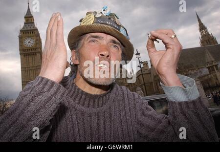 Der Anti-Kriegs-Kämpfer Brian Haw, 55, steht vor dem Londoner Parlamentsgebäude, wo er seit 3 Jahren eine Mahnwache abhält, heute aber den Befehl erhielt, seinen ein-Mann-Protest zu senken, weil die Polizei befürchtet, dass es sich um eine Terrorbedrohung handelt. Brian Haw wurde wegen seiner Mahnwache auf dem Parliament Square mit rechtlichen Maßnahmen bedroht, weil befürchtet wurde, dass Bomben unter seinen vielen Plakaten gepflanzt werden könnten. Stockfoto