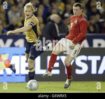 Der englische Wayne Rooney (rechts) tuslens mit dem schwedischen Johan Mjallby, während ihres Freundschaftsinternationals im Ullevi-Stadion in Göteborg, Schweden. Stockfoto