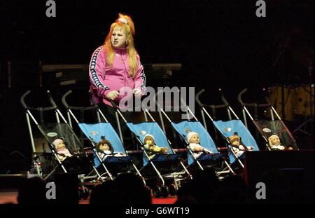 Der Komiker Matt Lucas spielt einen Sketch aus Little Britain während der Cream of British Comedy Night in der Royal Albert Hall in London. Der Comedy-Abend ist Teil der jährlichen Woche der "The Who and Friends" mit Spendenauftritten zugunsten des Teenage Cancer Trust. Stockfoto