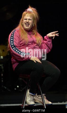 Der Komiker Matt Lucas spielt einen Sketch aus Little Britain während der Cream of British Comedy Night in der Royal Albert Hall in London. Der Comedy-Abend ist Teil der jährlichen Woche der "The Who and Friends" mit Spendenauftritten zugunsten des Teenage Cancer Trust. Stockfoto