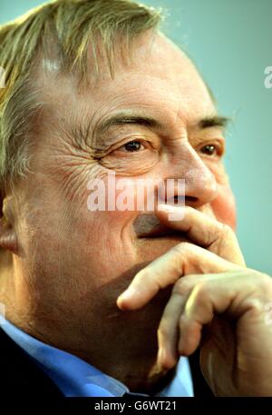 Der ehemalige stellvertretende Vorsitzende John Prescott hört einem Redner im Excel Center in Docklands im Osten Londons während einer Sonderkonferenz über Reformen der Labour Party zu. Stockfoto