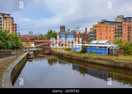 Leeds Dock ist eine gemischte Entwicklung mit Einzelhandel, Büro und Freizeit Präsenz durch den Fluss Aire in Leeds, West Yorkshire, England Stockfoto