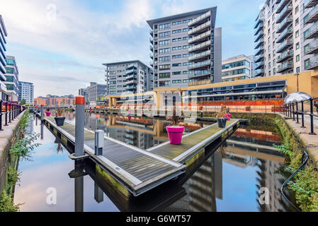 Leeds Dock verfügt über große Wohnbevölkerung in Wasser Wohnungen durch den Fluss Aire im Zentrum von Leeds, West Yorkshire, England Stockfoto