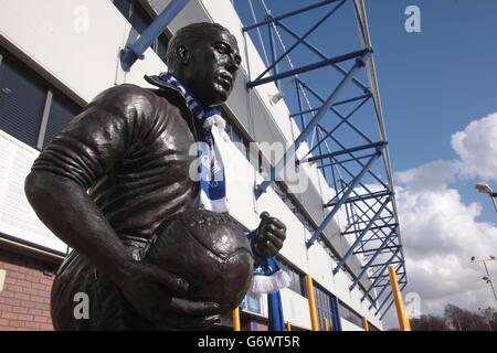 Fußball - Barclays Premier League - Everton gegen West Ham United - Goodison Park. Blick auf die Dixie Dean Statue vor dem Goodison Park Stockfoto