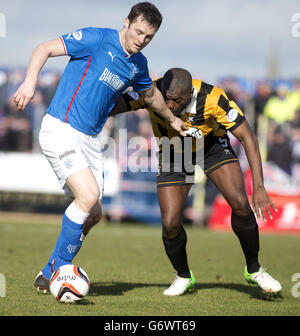 Jon Daly von den Rangers und Joe Mbu von East Fife kämpfen während des Spiels der Scottish League One im Bayview Stadium, Fife, um den Ball. Stockfoto