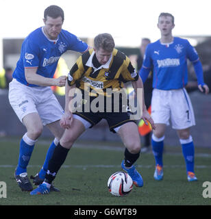 Fußball - Scottish League One - East Fife gegen Rangers - Bayview Stadium. Jon Daly von den Rangers und David Cowan von East Fife (Mitte) während des Spiels der Scottish League One im Bayview Stadium, Fife. Stockfoto