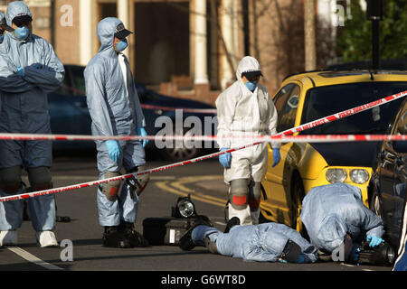 Forensische Polizeibeamte am Ort einer doppelten Morduntersuchung in Leytonstone, Ost-London. Stockfoto