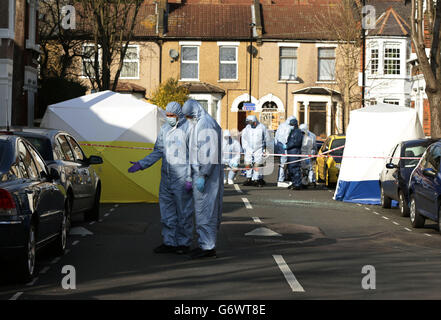 Leytonstone-Doppelmord. Forensische Polizeibeamte am Ort einer doppelten Morduntersuchung in Leytonstone, Ost-London. Stockfoto