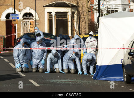 DIE HERAUSGEBER MERKEN INHALT Blut und Glas auf dem Boden, während forensische Polizeibeamte am Ort einer doppelten Morduntersuchung in Leytonstone, Ost-London, suchen. Stockfoto