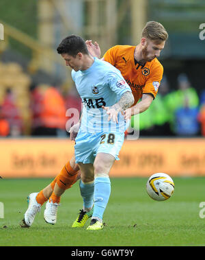 James Henry von Wolverhampton Wanderers (rechts) versucht, an Billy Knott von Port Vale vorbei zu kommen Stockfoto