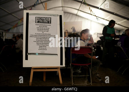 Ein Gedicht über die Europäische Union von Glastonbury Webseite Dichter Jodie Bickley hängt in der Presse-Zelt auf dem Glastonbury Festival, würdig Farm in Somerset. Stockfoto