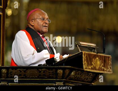 Erzbischof Desmond Tutu spricht in der Westminster Abbey in London während eines Gedenkgottesdienstes für den ehemaligen südafrikanischen Präsidenten Nelson Mandela. Stockfoto