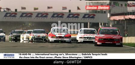 18-AUG-96 .... Internationale Tourenwagen, Silverstone .... Gabriele Tarquini führt die Verfolgungsjagd in die schärfste Ecke Stockfoto