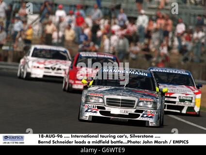 18-AUG-96 .... Internationale Tourenwagen, Silverstone .... Bernd Schneider führt einen Mittelfeldkampf Stockfoto