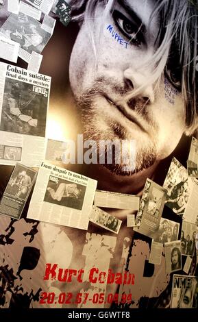 Die Besucher zollen Kurt Cobain - dem amerikanischen Singer-Songwriter der Grunge-Gruppe Nirvana - am Vorabend des 10. Jahrestages des Selbstmords des Rockstars am 5. April 1994 in der Virgin Megastore Oxford Street, im Zentrum Londons, ihren Respekt. Wo eine riesige 12' x 7' Gedenkmauer errichtet wurde, mit leeren Plätzen für Fans, um ihre eigenen Botschaften zu schreiben. Stockfoto