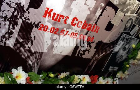 Die Besucher zollen Kurt Cobain - dem amerikanischen Singer-Songwriter der Grunge-Gruppe Nirvana - am Vorabend des 10. Jahrestages des Selbstmords des Rockstars am 5. April 1994 in der Virgin Megastore Oxford Street, im Zentrum Londons, ihren Respekt. Wo eine riesige 12' x 7' Gedenkmauer errichtet wurde, mit leeren Plätzen für Fans, um ihre eigenen Botschaften zu schreiben. Stockfoto