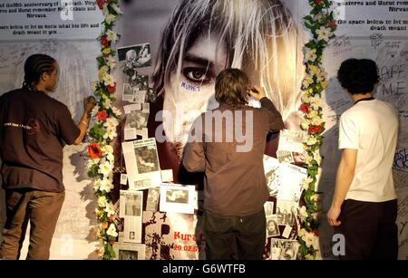 Die Besucher zollen Kurt Cobain - dem amerikanischen Singer-Songwriter der Grunge-Gruppe Nirvana - am Vorabend des 10. Jahrestages des Selbstmords des Rockstars am 5. April 1994 in der Virgin Megastore Oxford Street, im Zentrum Londons, ihren Respekt. Wo eine riesige 12' x 7' Gedenkmauer errichtet wurde, mit leeren Plätzen für Fans, um ihre eigenen Botschaften zu schreiben. Stockfoto