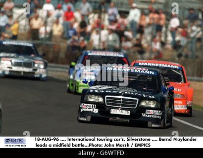 18-AUG-96 .... Internationale Tourenwagen, Silverstone .... Bernd Maylander führt einen Mittelfeldkampf Stockfoto