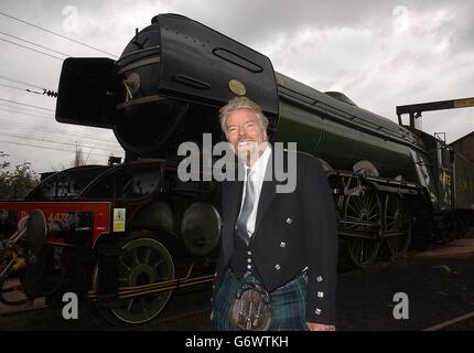 Sir Richard Branson vor dem britischen Dampfzug The Flying Scotsman im Westen Londons. Die Befürchtung, dass der 80 Jahre alte Motor ins Ausland verkauft werden würde, wurde nach einer Spende von Sir Richard im Jahr 365,000 zusammen mit öffentlichen Spenden von 425,000 und 1.8 Millionen aus dem National Heritage Memorial Fund beseitigt, der die Zukunft der Lok in Großbritannien gesichert hat. Stockfoto