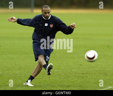 Thierry Henry von Arsenal beim Training in St. albans, vor ihrem Spiel gegen Chelsea in der zweiten Etappe des Champions League-Viertelfinales in Highbury, Nord-London. Stockfoto