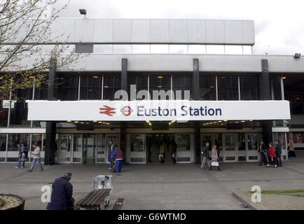 Euston, einer der wichtigsten Bahnhöfe Londons, wurde 1837 als Endstation der London und Birmingham Railway, später der London and North Western Railway (LNWR), eröffnet. Zwischen 1963 und 1968 wurde jede Spur des alten Bahnhofs von der British Railways zerstört. Der Bau eines neuen Bahnhofsgebäudes erfolgte im Zusammenhang mit der Elektrifizierung der West Coast Main Line. Der neue Bahnhof wurde 1968 von HM Queen eröffnet. Heute Euston Station dient der Norden und Nordwesten von England und Schottland (einschließlich der Scotrail Schläfer) und hat eine Vorstadtlinie nördlich nach Watford. Stockfoto