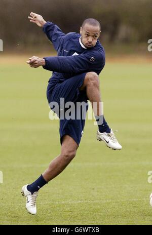 Thierry Henry von Arsenal in Aktion während des Schießtrainings beim Training in London Colney, Hertforshire, vor dem morgigen Viertelfinalspiel der Champions League in Highbury gegen Chelsea. Stockfoto