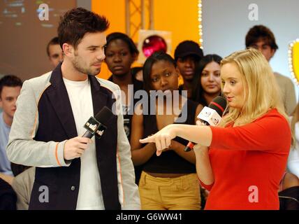 Moderator Dave Berry mit der Schauspielerin Lucy Davis während ihres Auftritts in MTV's TRL UK, gehalten in den MTV Studios in Camden, Nord London. Stockfoto