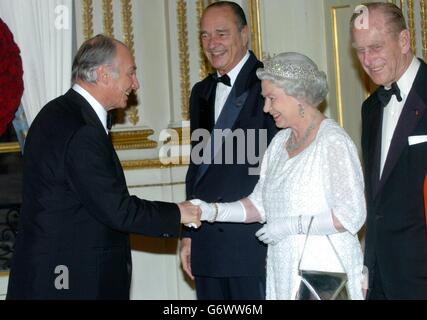 Die britische Königin Elizabeth II. Begrüßt seine Hoheit Aga Khan mit dem französischen Präsidenten Jacques Chirac und dem Herzog von Edinburgh im Elysee Palace in Paris bei einem offiziellen Staatsbesuch in Frankreich. Die Königin machte heute ihren ersten Staatsbesuch mit dem Zug, als sie den Eurostar zu einer dreitägigen Tour zum 100-jährigen Jubiläum der Entente Cordiale nach Paris brachte. Stockfoto