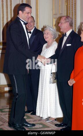 Die britische Königin Elizabeth II., der französische Präsident Jacques Chirac und der Herzog von Edinburgh begrüßen den ehemaligen englischen Rugby-Kapitän Martin Johnson im Elysee Palace in Paris bei einem offiziellen Staatsbesuch in Frankreich. Die Königin besuchte heute ihren ersten Staatsbesuch mit dem Zug, als sie den Eurostar zu einer dreitägigen Tour anlässlich des 100-jährigen Jubiläums der Entente Cordiale nach Paris brachte. Stockfoto