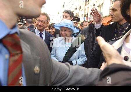 Die britische Königin Elizabeth II. Bei einem Rundgang vor dem Cerise Community Centre in Paris während ihres offiziellen dreitägigen Staatsbesuchs in Frankreich. Der dreitägige Aufenthalt des Monarchen in dem Land markiert 100 Jahre des anglo-französischen Abkommens Entente Cordiale. Stockfoto