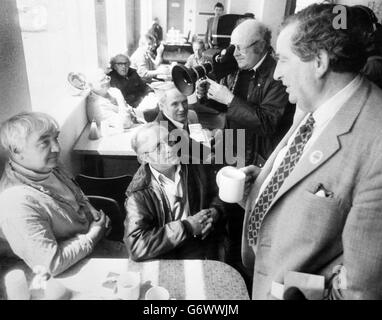 Denis Healey, Abgeordneter für Leeds South East und stellvertretender Vorsitzender der Labour Party, spricht mit den Bergleuten Jack Speight und Dennis Sedgwick in der Allerton Bywater-Kolonie in West Yorkshire. Healey traf die Männer während eines Besuchs in der Kolonie, die am Fluss Aire in der Nähe von Leeds liegt. Stockfoto