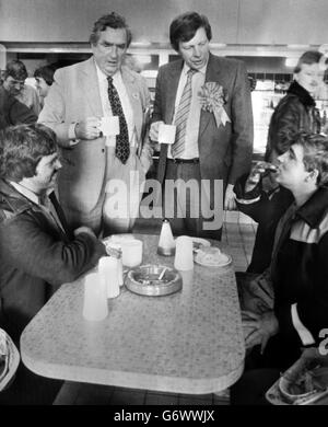 Denis Healey, Parlamentsabgeordneter für Leeds South East und stellvertretender Vorsitzender der Labour Party, spricht während seines Besuchs in der Zeche Allerton Bywater in West Yorkshire mit den angehenden Bergleuten Paul Stephens und Nigel Thirwell. Mit ihm ist Ray Wilson (r), Labour-Kandidat für Elmet, nahe Leeds. Stockfoto