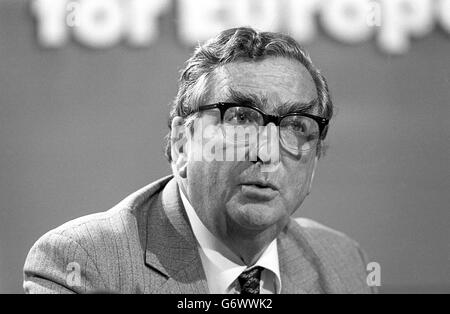 Denis Healey, 66, Abgeordneter der Labour-Partei für Leeds South East von 1952-55 und für Leeds East seit 1955, war von 1980 bis 1983 stellvertretender Vorsitzender der Labour Party und heiratete 1945 Edna May. Stockfoto