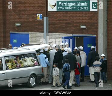 Der Sarg von Shafika Ahmed kommt im Warrington Islamic Community Center in Cheshire an. Die Leiche des ermordeten 17-Jährigen aus Warrington wurde Anfang Februar deponiert im Fluss Kent in Sedgwick, Cumbria, aufgefunden. Shafilea wurde im September letzten Jahres nach einem Familienurlaub nach Pakistan vermisst, wo sie nach der Einführung in eine arrangierte Heirat Bleichmittel trank. Shafilea Vater Iftikhar und Mutter Farzana sind derzeit auf Kaution der Polizei, nachdem sie im Dezember wegen des Verdachts der Entführung verhaftet wurden, wobei beide jede Beteiligung an ihrem Tod leugnen. Stockfoto