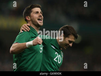 Shane Long (links) der Republik Irland feiert mit Wes Hoolahan nach seinem ersten Tor beim internationalen Freundschaftsthong im Aviva Stadium, Dublin. Stockfoto