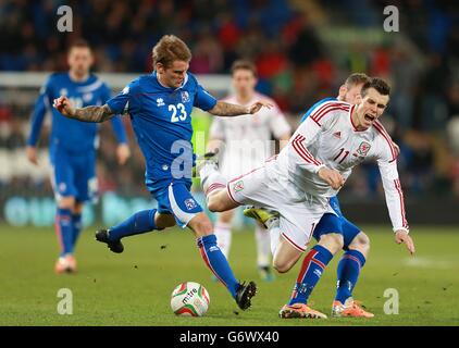 Fußball - International freundlich - Wales - Island - Cardiff City Stadium. Der walisische Gareth Bale (Mitte) wird während der Aufnahme der isländischen Ari Freyr Skulason (links) und Aron Gunnarsson (rechts) ausgelöst. Stockfoto