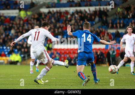 Gareth Bale von Wales (links) erzielt seinen Teams den dritten Treffer des Spiels Stockfoto