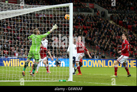 Fußball - International freundlich - England gegen Dänemark - Wembley Stadium. Der englische Daniel Sturridge erzielt das einzige Tor des Spiels unter dem Druck des dänischen Jesper Juelsgard Stockfoto