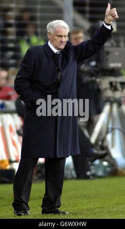 Sir Bobby Robson, Manager von Newcastle, während ihres UEFA Cup-Viertelfinales gegen Eindhoven im Philips Stadium in Eindhoven. Stockfoto