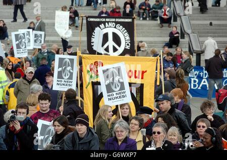 Der Musiker Damon Albarn (an der Vorderseite der Menge) schließt sich den Demonstranten während einer CND-Kundgebung am Trafalgar Square im Zentrum von London an. Das Aldermaston 2004-Event zielt darauf ab, das zu stoppen, was CND behauptet, ist die Entwicklung der nächsten Generation von britischen Atomwaffen im Atomwaffenarsenal (AWE) in Aldermaston in Berkshire. Aktivisten versammelten sich auf dem Platz, bevor sie zum marsch nach Aldermaston aufbrechen, wo die Friedensprotestierenden am Montag dort ankommen sollen. Stockfoto