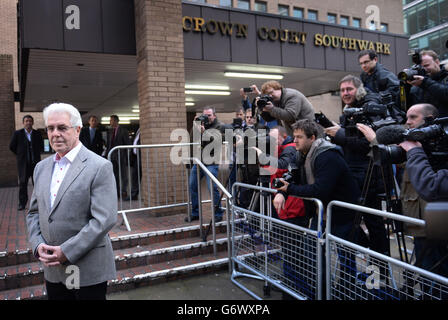 PR-Guru Max Clifford kommt am Southwark Crown Court in London an, wo er einer Reihe von unanständigen Angriffen beschuldigt wird. Stockfoto