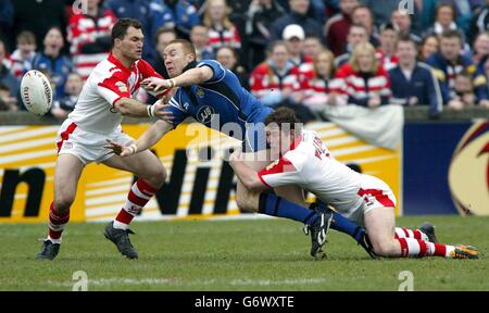 St. Helens' Paul Wellens (rechts) und Jason Hooper bekämpfen Wigans Kris Radlinski während des Tetley's Super League-Spiels in der Knowsley Road, St. Helens. Das Spiel endete in einem Unentschieden, Endergebnis 21-21. Stockfoto